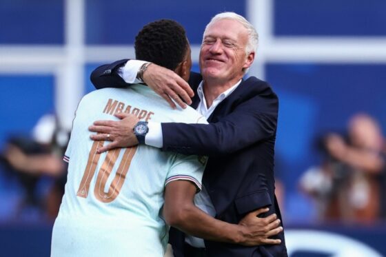 Didier Deschamps et Kylian Mbappé célèbrent une victoire au Mondial 2026.