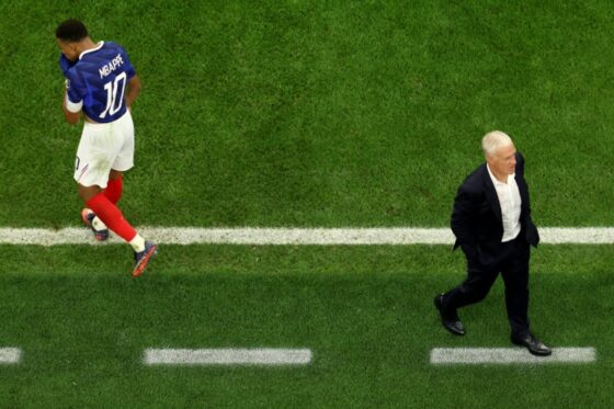 Kylian Mbappé et Didier Deschamps après l'élimination de l'équipe de France en demi-finale du Mondial.