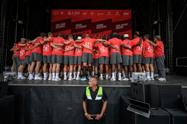 Les joueurs suisses soudés avant d'être acclamés par leur supporters, sur la Turbinenplatz de Zurich, après leur retour du Mondial, le 14 juillet 2026