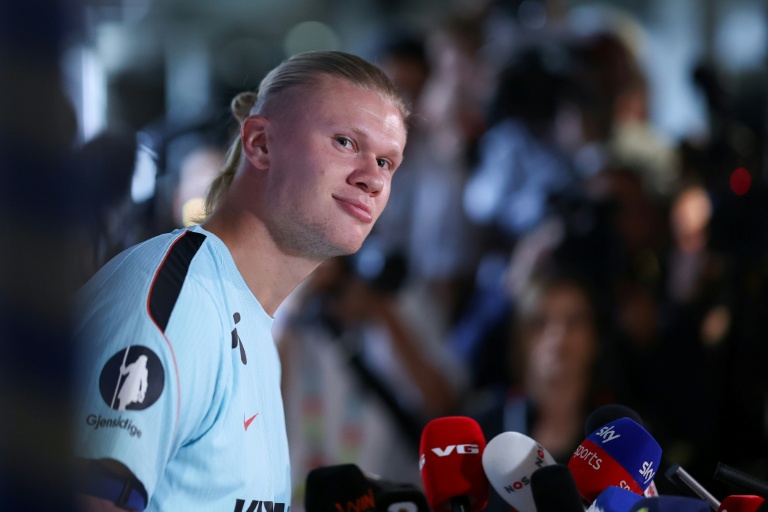 L'attaquant vedette de la Norvège Erling Haaland en conférence de presse, le 9 juillet 2026 à Fort Lauderdale (Floride)