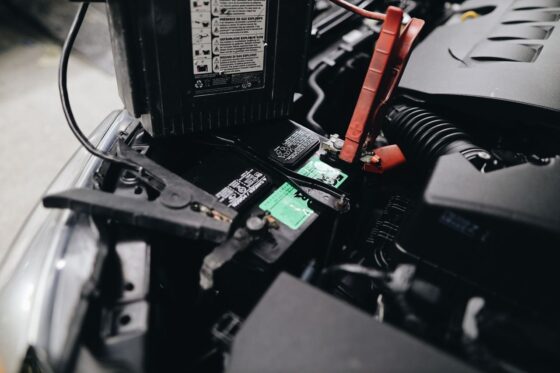 Démarrage d'une batterie de voiture à l'aide de pinces