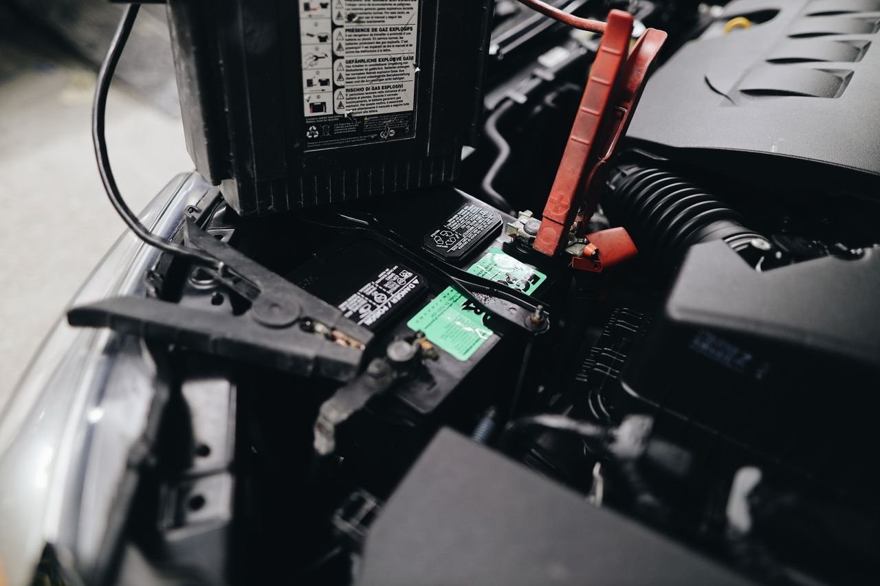 Démarrage d'une batterie de voiture à l'aide de pinces