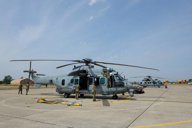 Une équipe de maintenance de l'Armée de l'Air et de l'Espace effectue une inspection sur un H225M Caracal à la base de Villacoublay, dans les Yvelines, après le défilé militaire annuel à Paris, le 14 juillet 2026