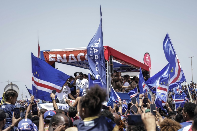 Les joueurs de l’équipe nationale de football du Cap-Vert saluent les supporters depuis un bus à leur arrivée à Praia, le 5 juillet 2026, après avoir participé à la Coupe du monde de la FIFA 2026