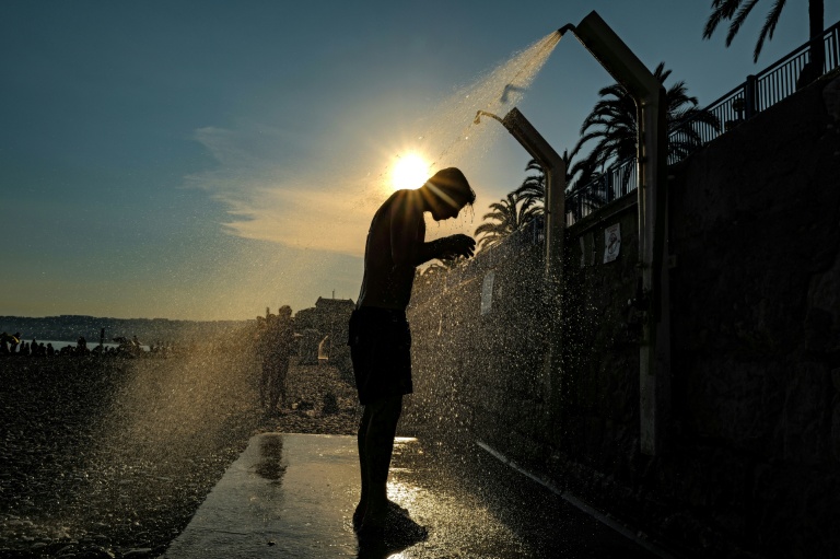Un homme prend une douche sur la 