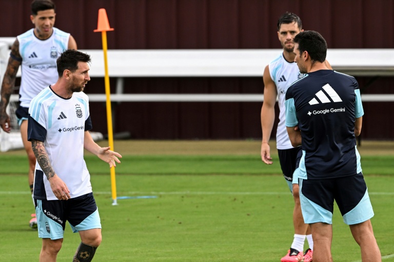 L'attaquant argentin Lionel Messi (à gauche) discute avec son sélectionneur Lionel Scaloni lors d'une séance d'entraînement, à College Station (Texas), le 5 juin 2026