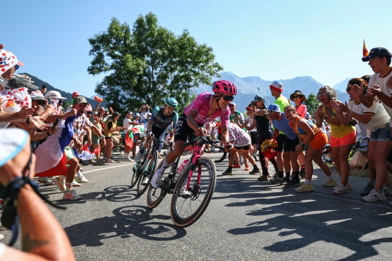 Richard Carapaz et Lenny Martinez  lors de la 19e étape du Tour de France entre Gap et l'Alpe d'Huez le 24 juillet 2026
