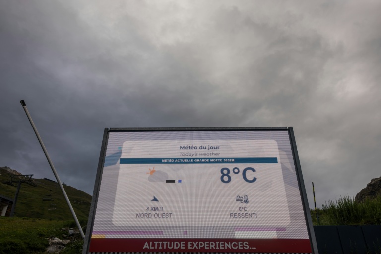 Un panneau affiche des informations relatives à la météo, le 11 juillet 2026 à Tignes, en Savoie