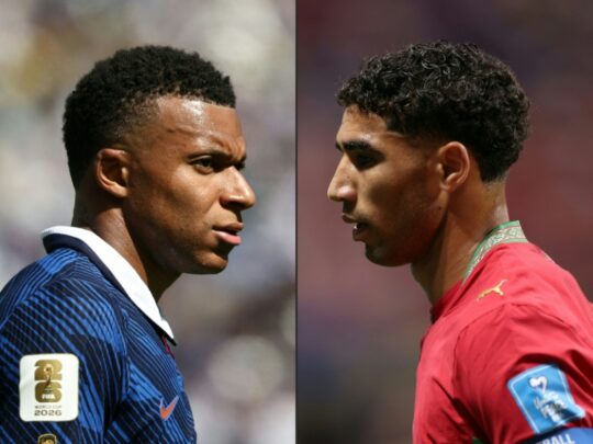 Kylian Mbappé de l'équipe de France face à Achraf Hakimi du Maroc