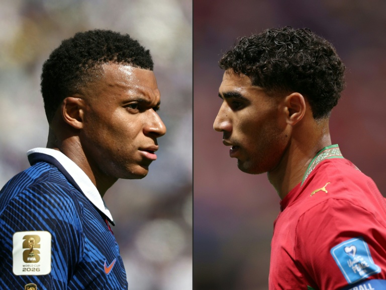 Kylian Mbappé de l'équipe de France face à Achraf Hakimi du Maroc