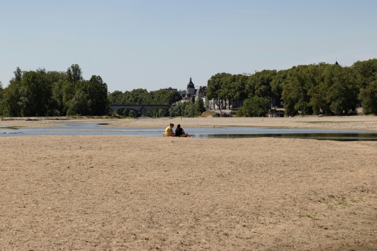 Le lit partiellement asséché de la Loire, à Orléans dans le Loiret, le 22 juillet 2026