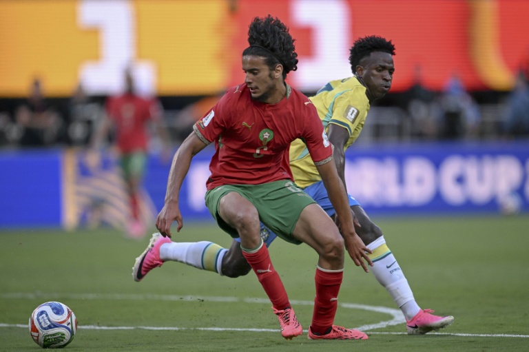 Le jeune milieu de terrain du Maroc, Ayyoub Bouaddi, devance l'attaquant brésilien Vinicius Junior lors de son premier match à la Coupe du monde de football, le 13 juin 2026 à East Rutherford (Etats-Unis).