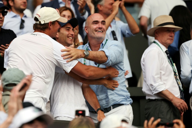 Les entraîneurs et le père d'Arthur Féry, Loïc (3e en partant de la gauche) se congratulent après la victoire d'Arthur contre Grigor Dimitrov, le 6 juillet 2026 à Wimbledon