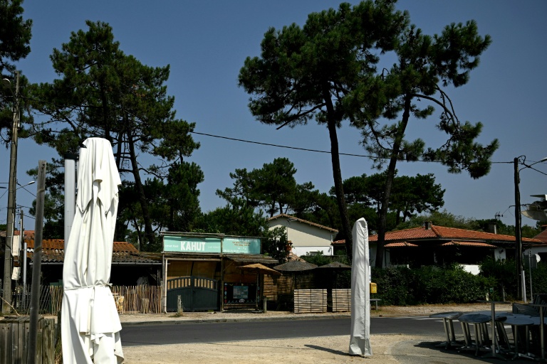 Tout le long de la presqu'île, rues désertes et villas aux volets clos se succèdent à Lège-Cap-Ferret, le 29 juillet 2026