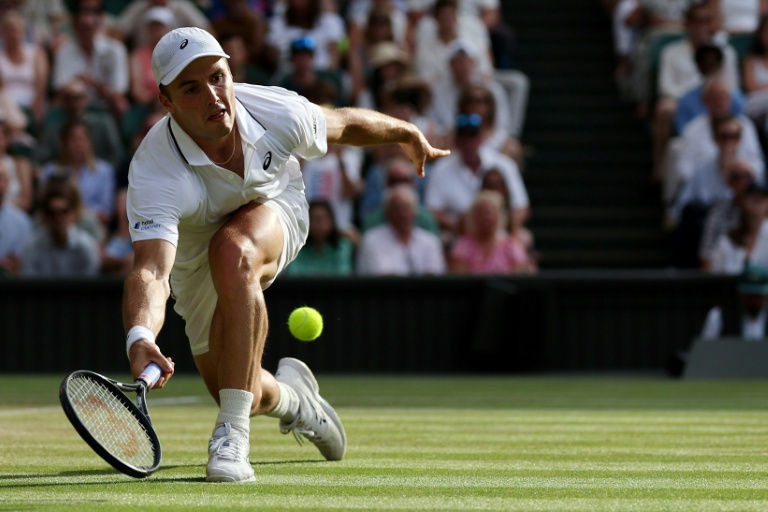 Arthur Féry se jette pour renvoyer la balle lors de sa victoire contre Grigor Dimitrov, le 6 juillet 2026 à Wimbledon