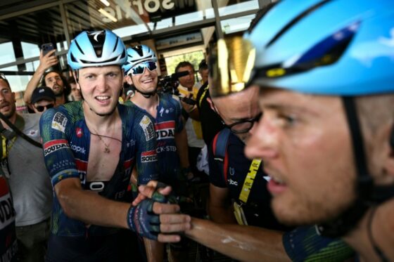Tim Merlier félicité par ses coéquipiers après sa victoire au Tour de France