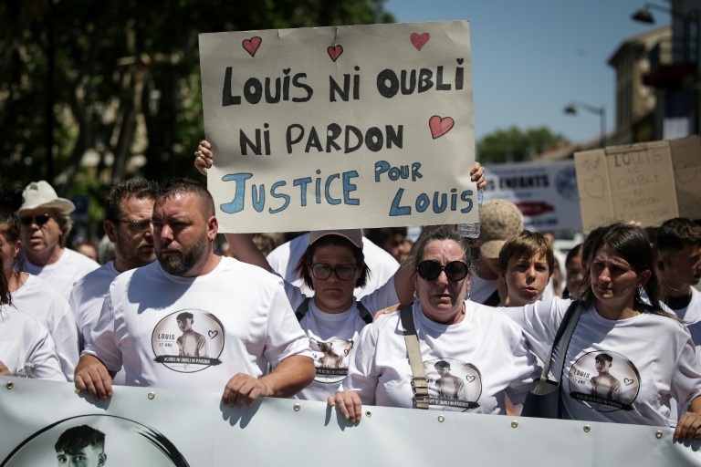 La marche blanche en hommage à Louis, à Carcassonne, samedi 4 juillet 2026