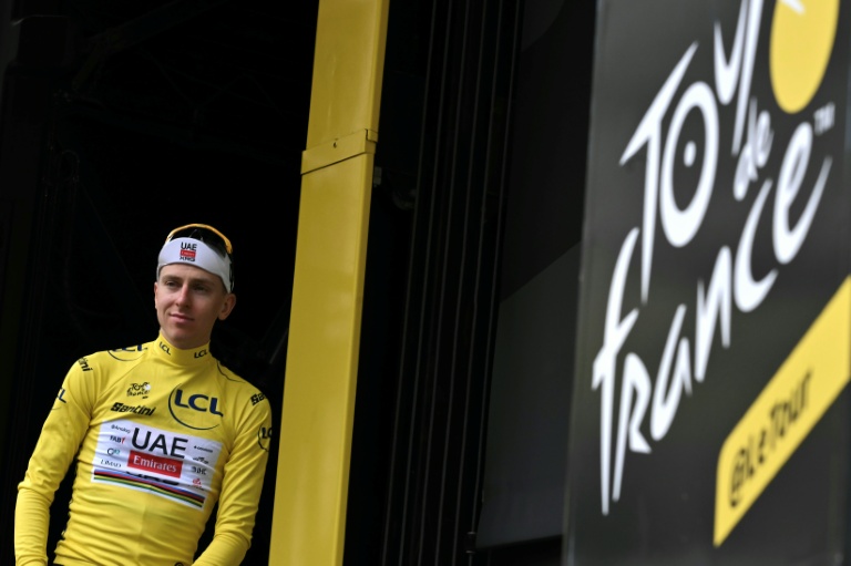 Tadej Pogacar lors du protocole d'après étape du Tour de France, le 9 juillet 2026 à Gavarnie-Gèdre