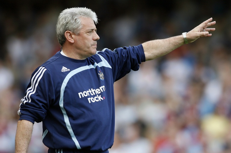 Kevin Keegan, dont la mort a été annoncée le 20 juillet 2026, lors d'un match de Premier League de son club de Newcastle le 26 avril 2008