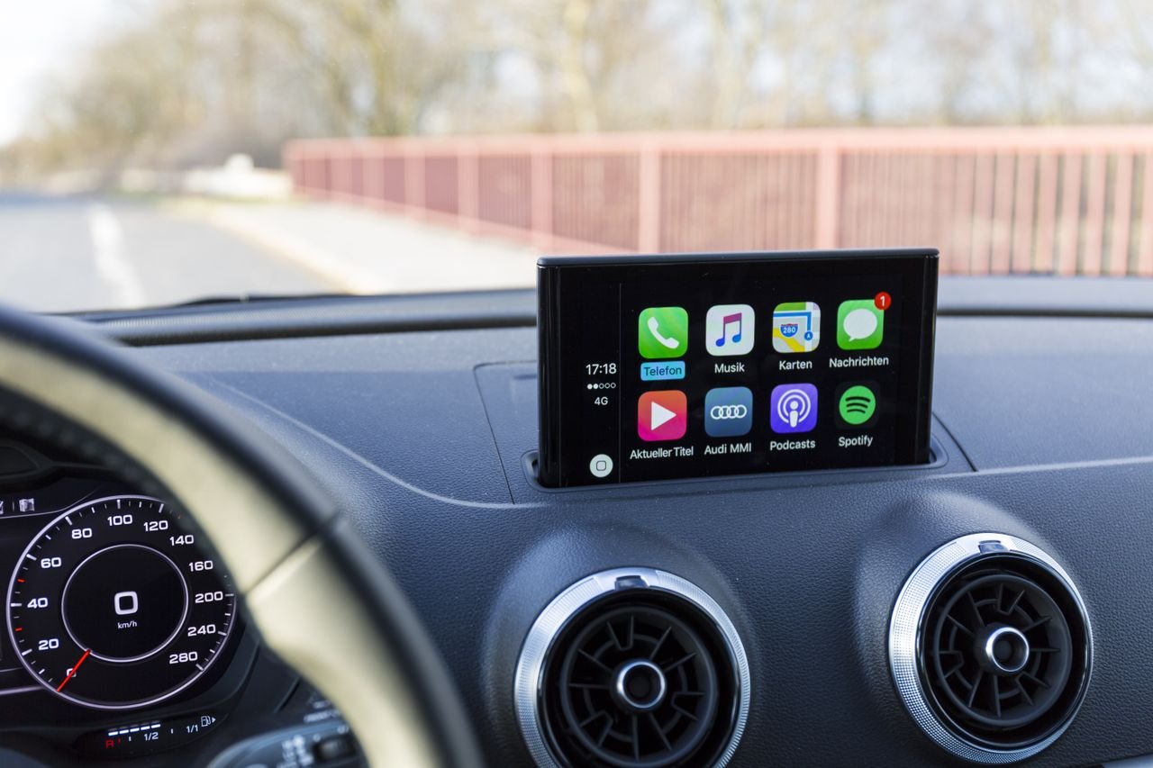 Écran de voiture affichant une interface de navigation type CarPlay