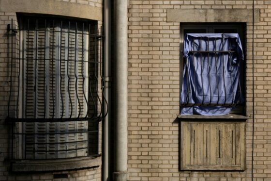 Un appartement à Paris avec des rideaux fermés en période de canicule.