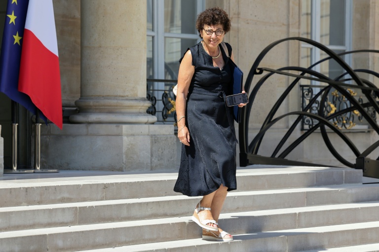 La ministre de l'Environnement, Monique Barbut, quitte l'Elysée à Paris après la réunion hebdomadaire du Conseil des ministres, le 24 juin 2026