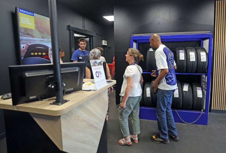 D'anciens détenus participent à une journée organisée par la Fondation M6, qui oeuvre pour leur réinsertion, dans un garage Norauto, à Villeneuve-d'Ascq, le 24 juin 2026