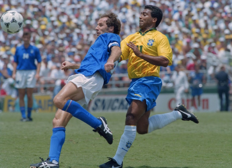 Le défenseur de l'équipe d'Italie Franco Baresi devant l'attaquant brésilien Romario en finale du Mondial-1994 le 17 juillet 1994 au Rose Bowl Stadium à Pasadena aux Etats-Unis