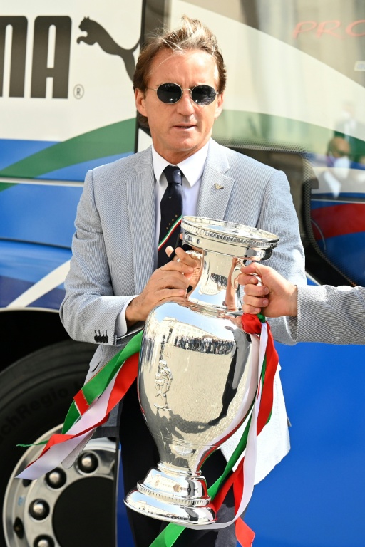 Roberto Mancini, alors sélectionneur de l'Italie, avec le trophée de l'Euro, ramené à Rome, le 12 juillet 2021