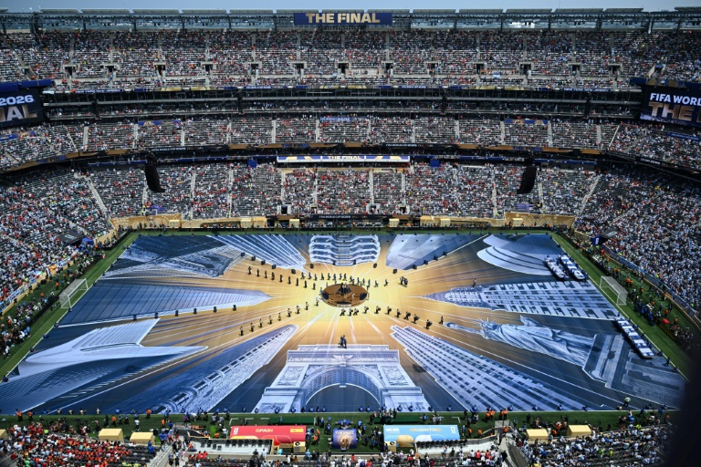 Décor représentant des gratte-ciel et la statue de la Liberté au MetLife Stadium d'East Rutherford lors de la cérémonie de clôture de la Coupe du monde, le 19 juillet 2026 avant la finale entre l'Espagne et l'Argentine