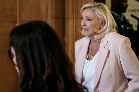 Marine Le Pen à l'audience pour détournement de fonds européens.