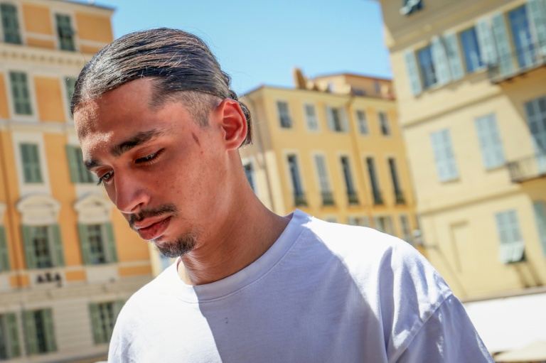 Le streamer Safine Hamadi, alias Safine, arrive au tribunal de Nice, le 6 juillet 2026, pour l'ouverture de son procès, avec son collègue streamer Owen Cenazandotti, alias Naruto, poursuivis pour des faits de violence liés au décès de Raphaël Graven, connu en ligne sous le nom de Jean Pormanove, survenu lors d'une diffusion en direct
