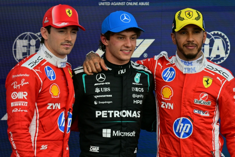 Charles Leclerc, Kimi Antonelli et Lewis Hamilton (de gauche à droite) posent pour les photographes à l'issue des qualifications du Grand Prix de Grande-Bretagne, le 4 juillet 2026 à Silverstone