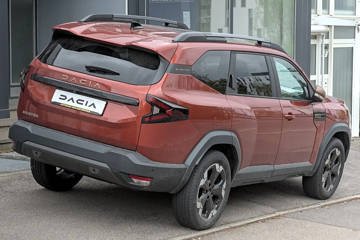 Dacia Bigster hybride vu de trois-quarts arrière, hayon et coffre