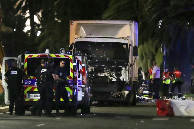 Des policiers et des secouristes  près d'un camion qui a foncé dans la foule venue voir le feu d'artifice sur la Promenade des Anglais à Nice, le 14 juillet 2016