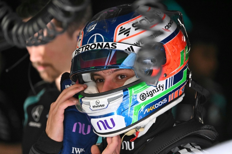 Kimi Antonelli se prépare à monter dans sa Mercedes pour une séance d'essais libres, le 24 juillet 2026 à Budapest