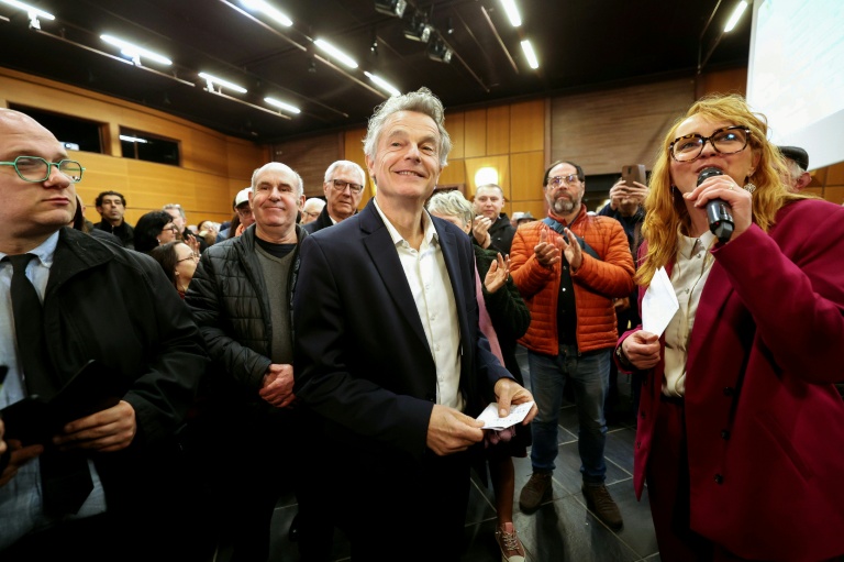 Fabien Roussel réagit aux résultats du premier tour de l'élection municipale de Saint-Amand-les-Eaux (Nord), le 15 mars 2026