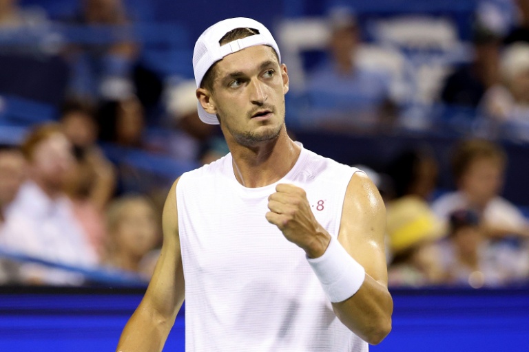 Terence Atmane célèbre sa victoire contre Frances Tiafoe à Washington.