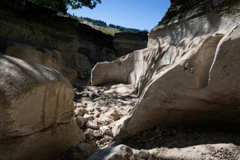 Le lit du Doubs asséché, illustrant la sécheresse dans la région.