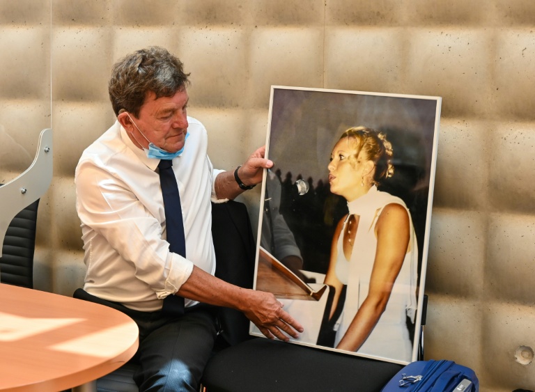 Willy Bardon montrant une photo d'Élodie Kulik lors d'une audience.