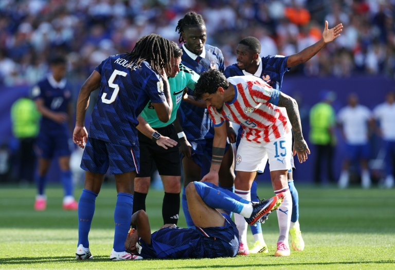 Malgré des actes d'antijeu et des fautes grossières envers les Bleus, aucun joueur du Paraguay n'a été sanctionné par l'arbitre Ilgiz Tantashev, le 4 juillet 2026
