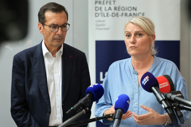 La ministre de la Santé Stéphanie Rist et le ministre du Travail Jean-Pierre Farandou en visite dans un centre d'hébergement d'urgence à Paris, en pleine canicule, le 26 juin 2026
