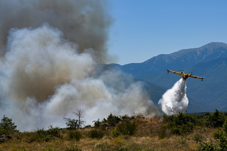 Un avion Canadair CL-415 de la Sécurité civile française largue de l’eau sur un incendie de forêt au col des Auzines, près de Trévillach, dans le sud de la France, le 5 juillet 2026