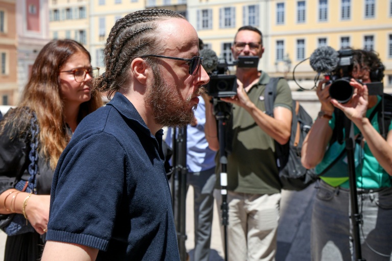 Stéphane G., connu sous le nom de Coudoux, arrive au tribunal de Nice pour l'ouverture du procès des streamers français Safine et Naruto, accusés de violences ayant entraîné la mort de Raphaël Graven, connu en ligne sous le nom de Jean Pormanove, survenu lors d'un live le 6 juillet 2026.