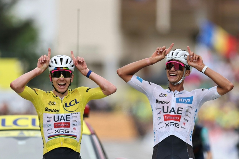 Tadej Pogacar et Isaac del Toro célèbrent leur arrivée à l'Alpe d'Huez.