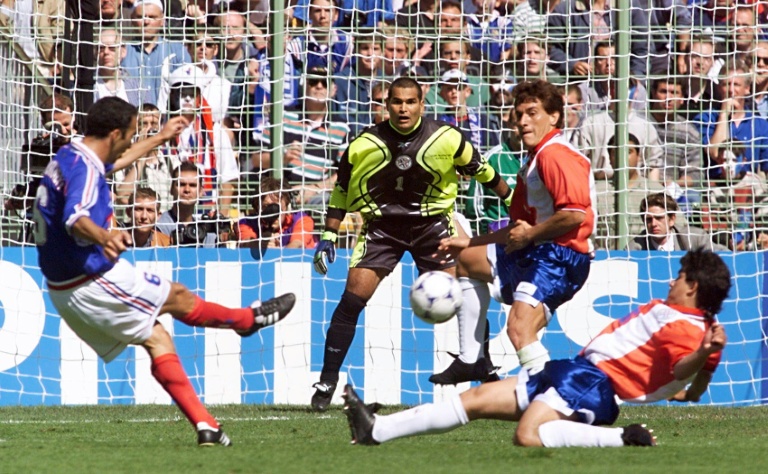 L'attaquant des Bleus Youri Djorkaeff, tenu en échec par la défense paraguayenne et le gardien José Luis Chilavert en huitièmes de finale du Mondial, le 28 juin 1998 à Lens