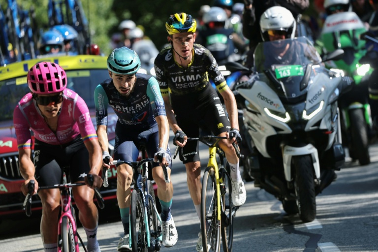 Le trio d'échappés composé de Richard Carapaz, Lenny Martinez et Sepp Kuss lors de la 19e étape du Tour de France entre Gap et l'Alpe d'Huez le 24 juillet 2026