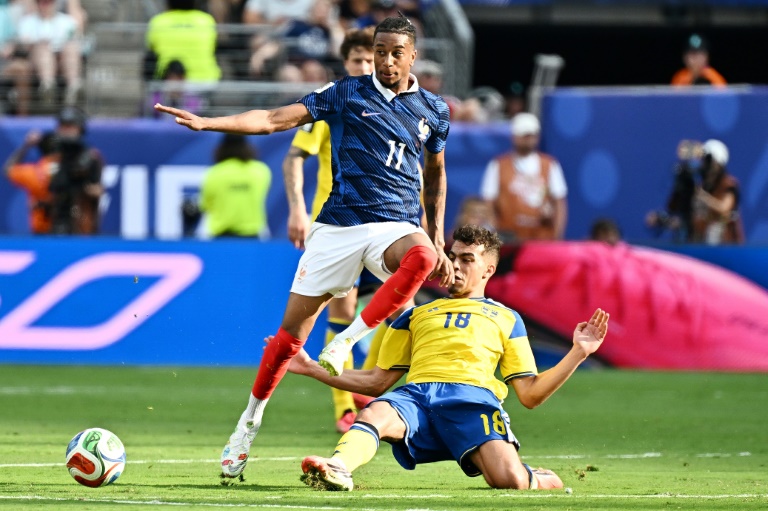 Le Français Michael Olise en action face au milieu suédois Yasin Ayari le 30 juin 2026 à Arlington aux Etats-Unis