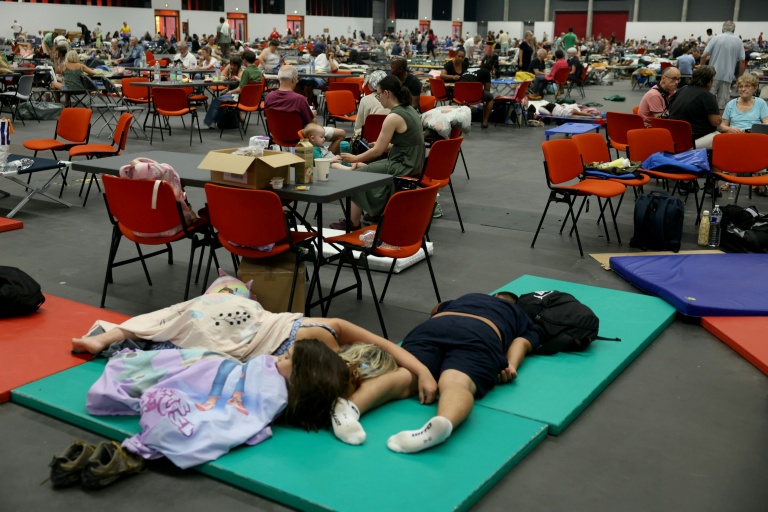 Des personnes évacuées à cause des incendies accueillies au Parc des Expositions de Bordeaux, le 25 juillet 2026