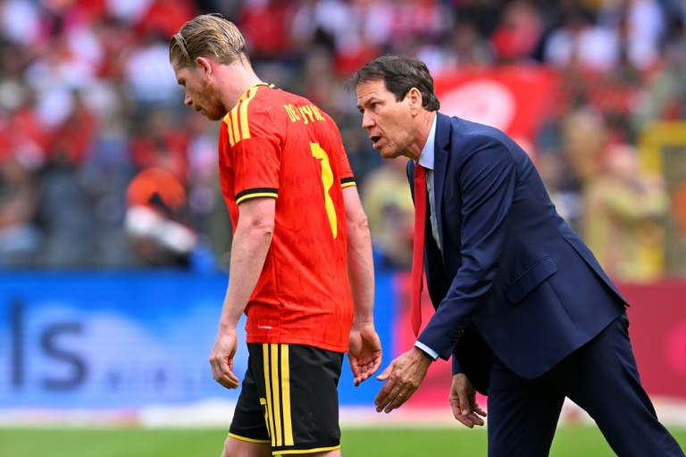 Le sélectionneur de la Belgique Rudi Garcia donne ses consignes à Kevin De Bruyne, face à la Tunisie, le 6 juin 2026 à Bruxelles
